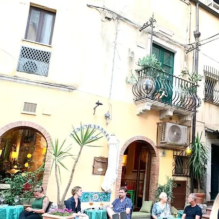 A Due Passi Dal Teatro * タオルミーナ