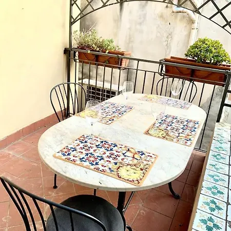 A Due Passi Dal Teatro