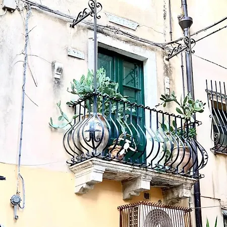 A Due Passi Dal Teatro